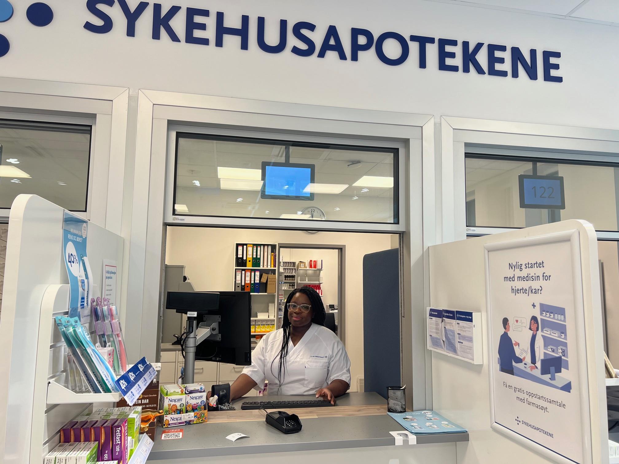 Bilde av apoteker ved sykehusapoteket på Aker