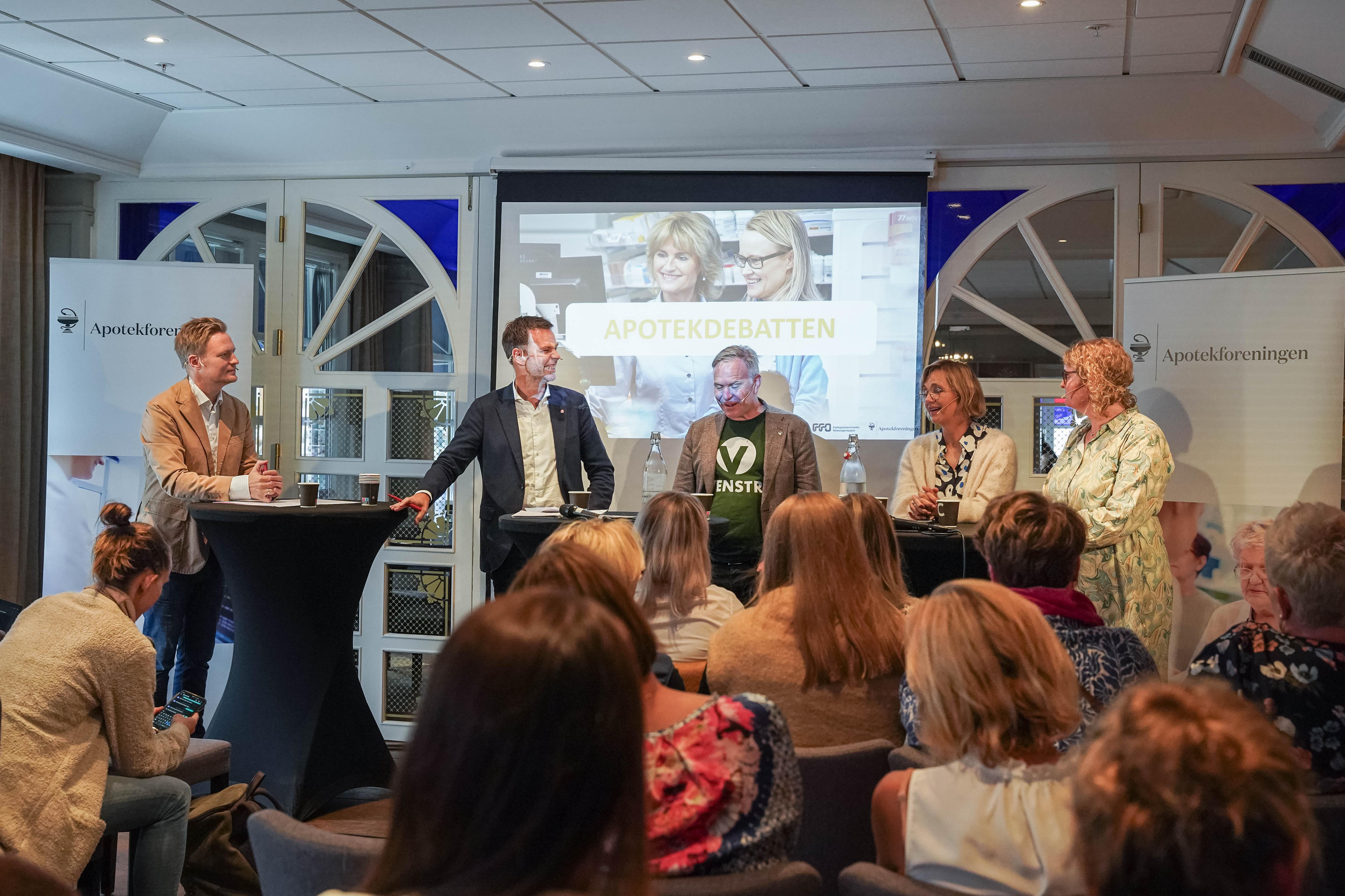 Bilde fra debatt om apotekenes rolle. Thor-Arne Englund, Truls Vasvik (Ap), stortingspolitiker Alfred Bjørlo (V), Lilly Ann Elvestad (leder i FFO) og Hanne Andresen (Apotekforeningen)