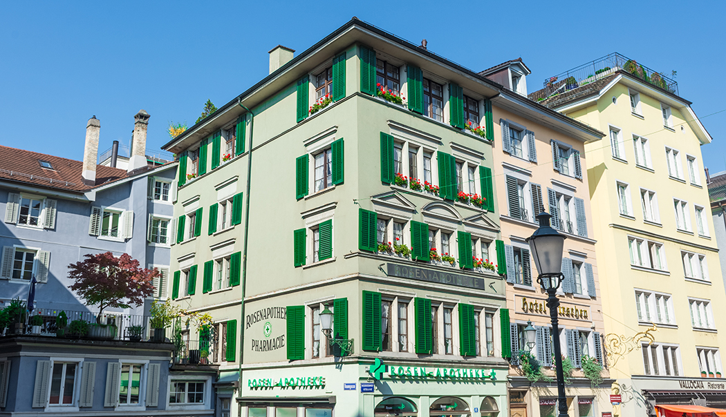 Apotek i Sveits kan du få influensavaksine uten resept fra legen. Her er et apotek i bybildet i den gamle delen av Zurich.