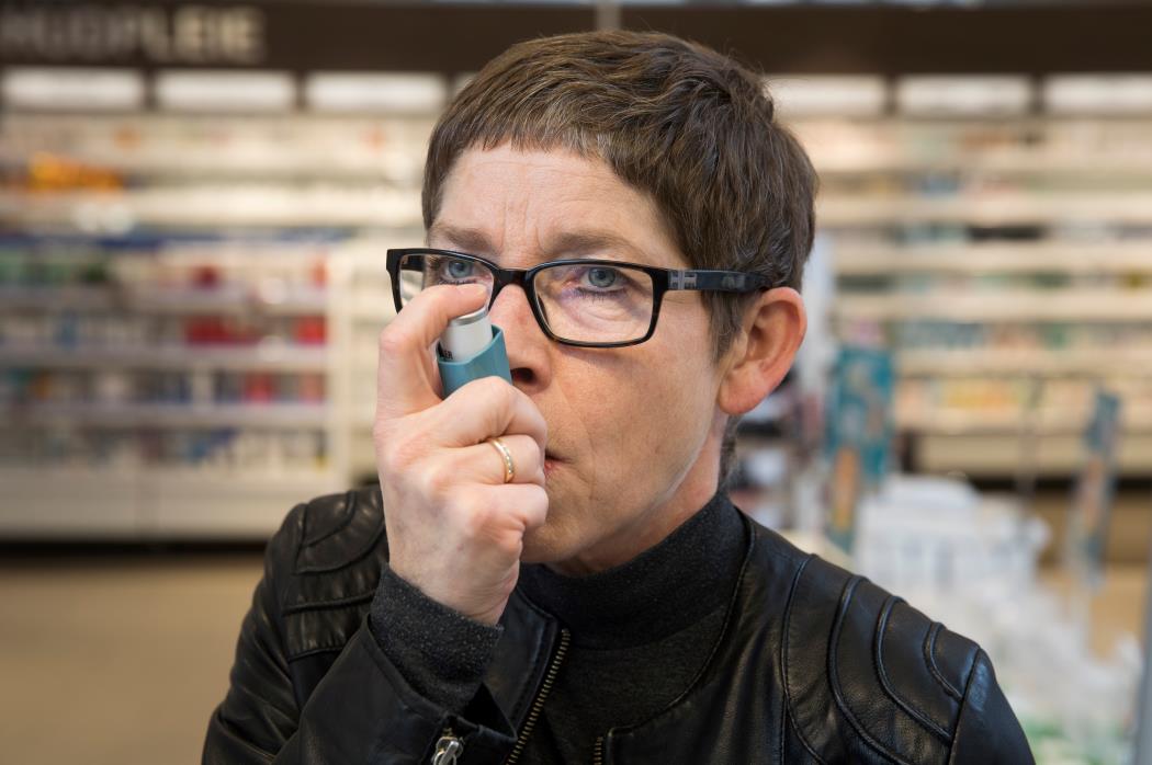 Inhalasjonsveiledning i apotek innebærer at pasienten får mulighet til å vise inhalasjonsteknikken sin til en farmasøyt. 