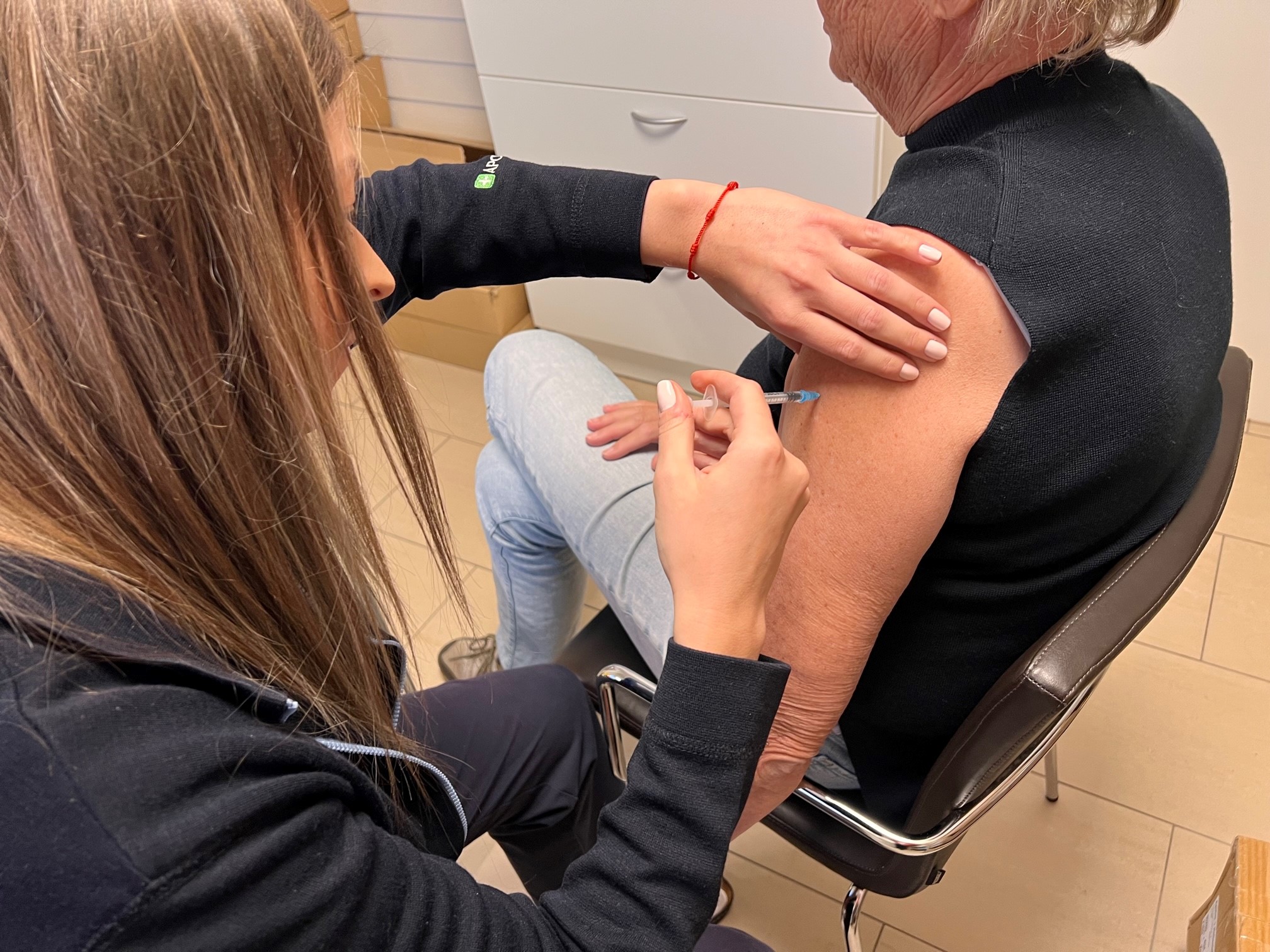 Oversikt over antall influensavaksineringer i apotek fra oktober 2019 til desember 2023. Søylediagram.