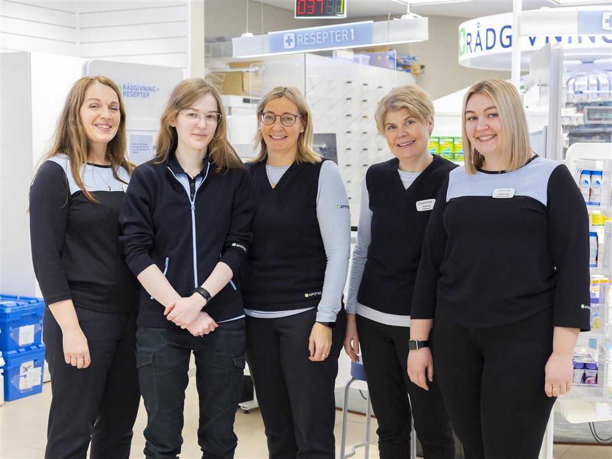 bilde av ansatte på Apotek1 Øksnes