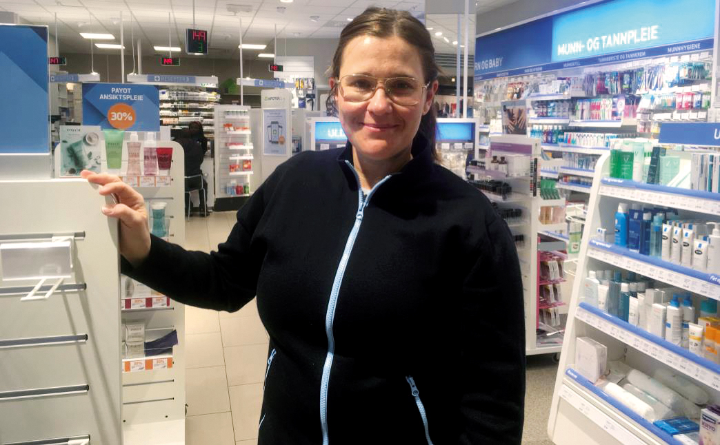 – Farmasøyter har en viktig rolle i legemiddelgjennomganger. Det handler ikke om å se annet helsepersonell i kortene, men å bidra med vår spesialkompetanse, sier Hanna Walsøe, apoteker på Apotek 1 i Svolvær.