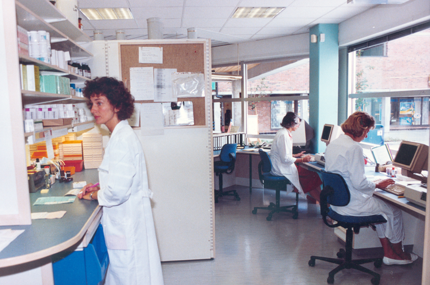 I 1985 begynte de første apotekene å få datamaskiner, her har et apotek på Bekkestua i Bærum fått installert maskiner. Bildet er fra 1988. 
