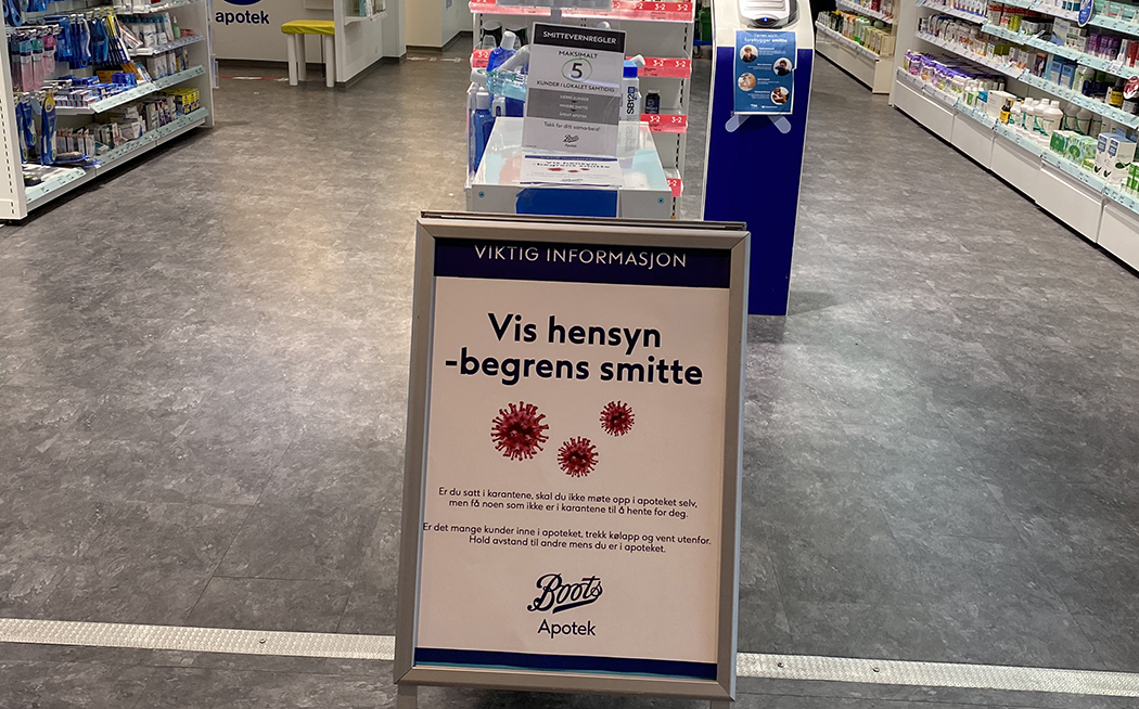Kun fem kunder kan være inne samtidig i lokalet til Boots apotek Fyllingsdalen. 