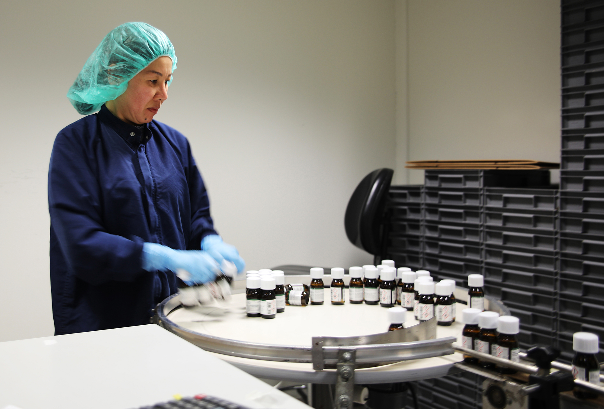 Oppskriften på Hånddesinfeksjon NAF er utviklet av Serviceproduksjon og Pharma Production. Produktet produseres og fylles i Pharma Production sine lokaler.