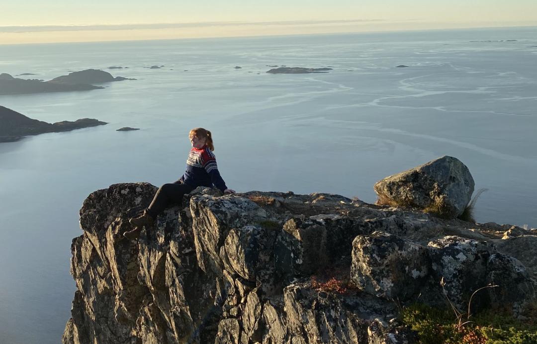 bilde av jente på fjelltopp