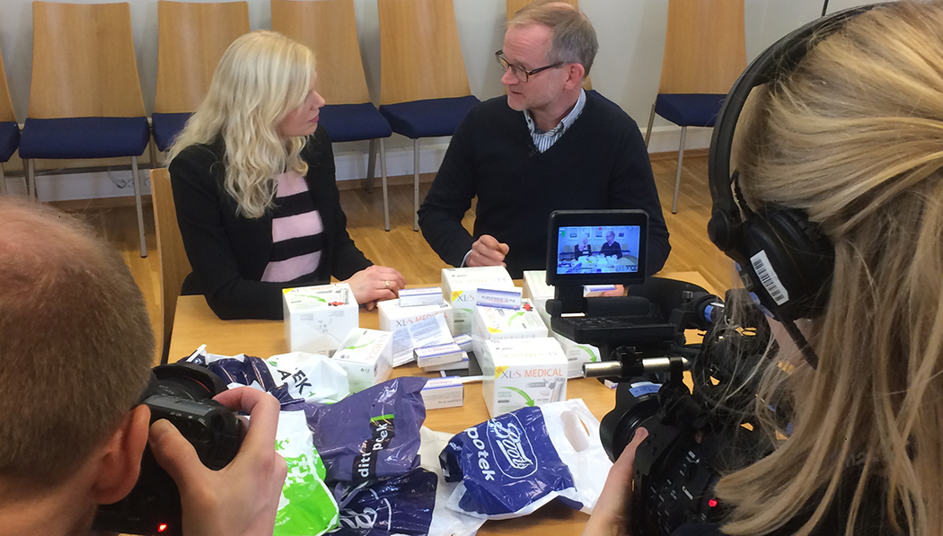 Før påske besøkte to tenåringsjenter åtte apotek for å kjøpe slankemiddel sammen med avføringstabletter. Her intervjues Jostein Soldal i Apotekforeningen av Helsekontrollen på TV 2.